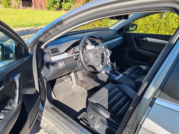 Volkswagen Passat Alltrack 5 of 9