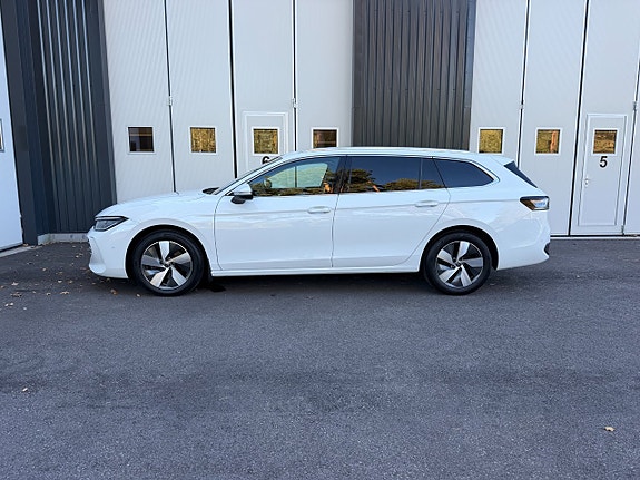 Volkswagen Passat 5 of 30