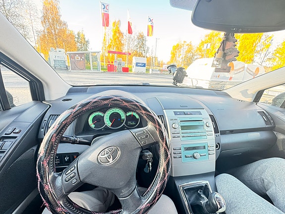 Toyota Corolla Verso 2 of 9