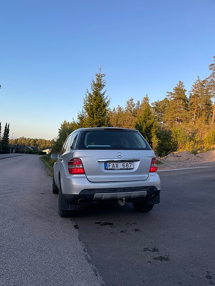 Mercedes-Benz ML280 2 of 3