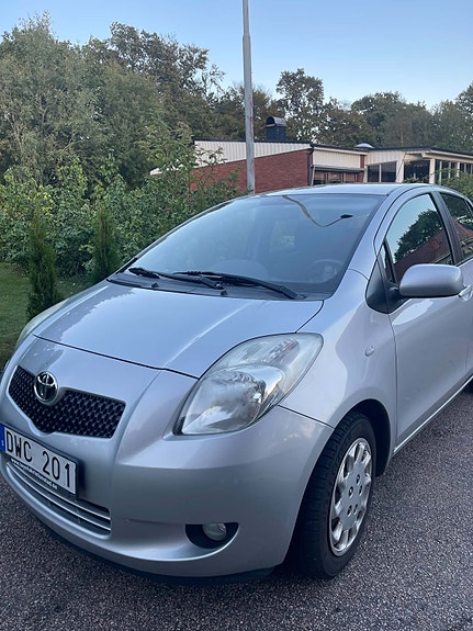 Toyota Yaris 8 of 17