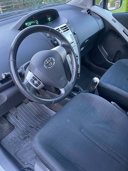Toyota Yaris 14 of 17
