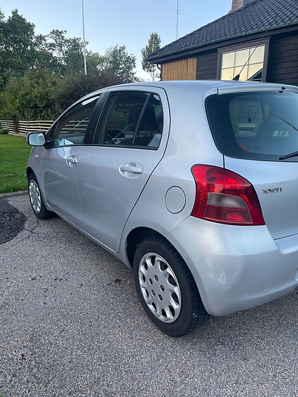 Toyota Yaris 6 of 17