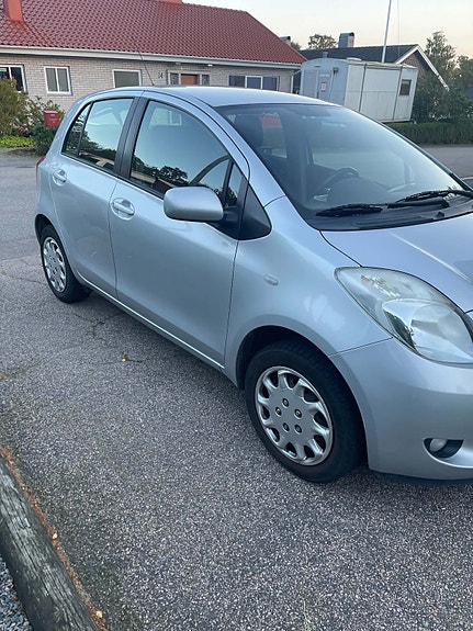 Toyota Yaris 4 of 17