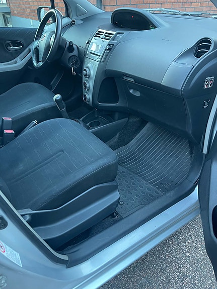 Toyota Yaris 13 of 17