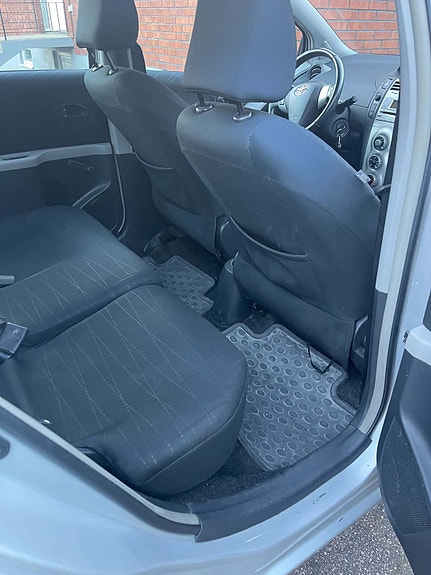 Toyota Yaris 17 of 17