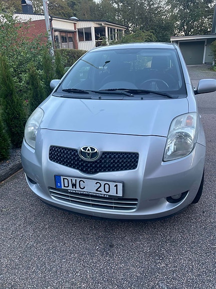 Toyota Yaris 3 of 17