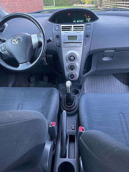 Toyota Yaris 16 of 17