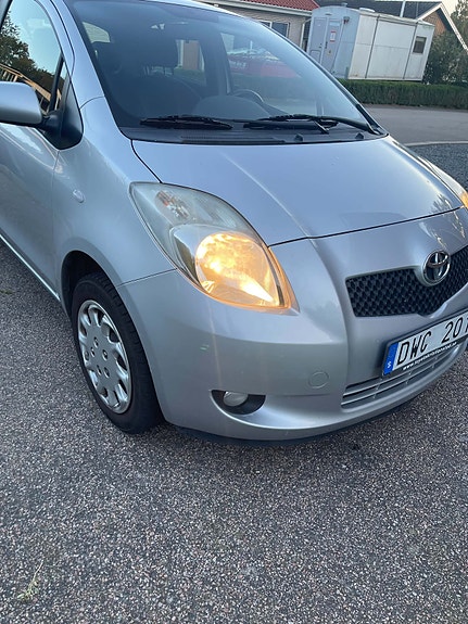 Toyota Yaris 5 of 17