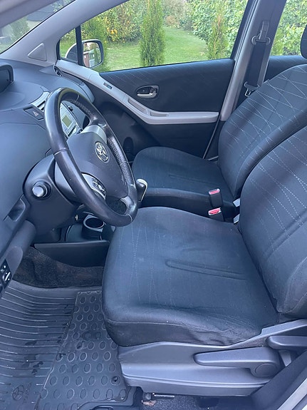 Toyota Yaris 15 of 17