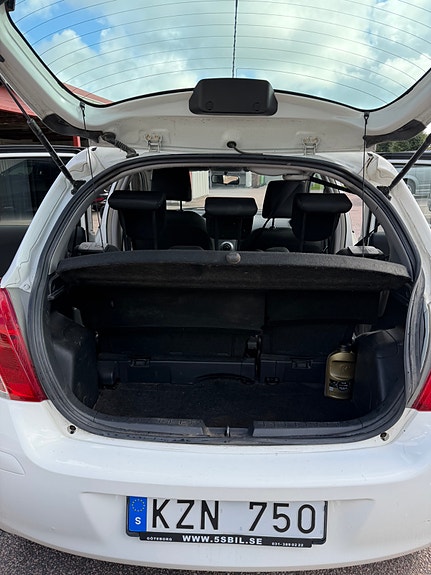 Toyota Yaris 6 of 8