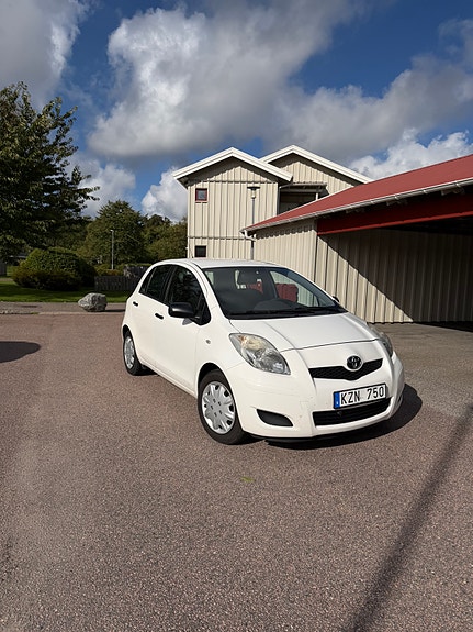 Toyota Yaris 2 of 8
