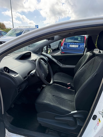 Toyota Yaris 8 of 8