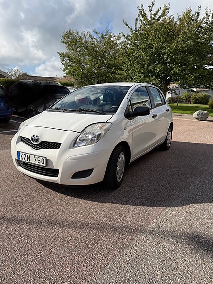 Toyota Yaris 3 of 8