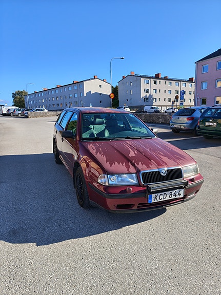 Skoda Octavia 2 of 9