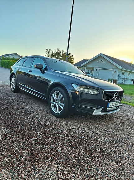 Volvo V90 Cross Country 2 of 8
