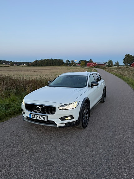 Volvo V90 Cross Country 2 of 8