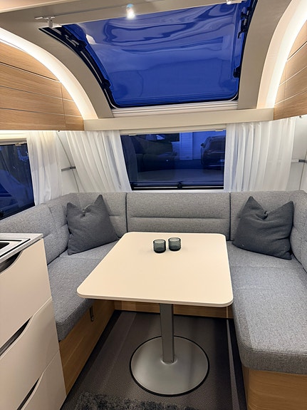 Adria Adora 522 UP – AC, mover, Alde, cykelställ, lufttält, nya däck & nytt batteri 7 of 18