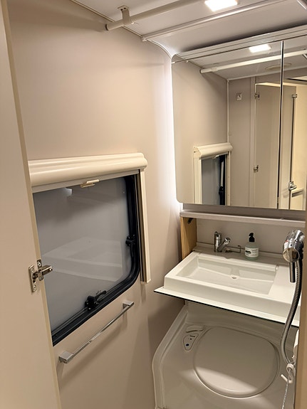 Adria Adora 522 UP – AC, mover, Alde, cykelställ, lufttält, nya däck & nytt batteri 12 of 18