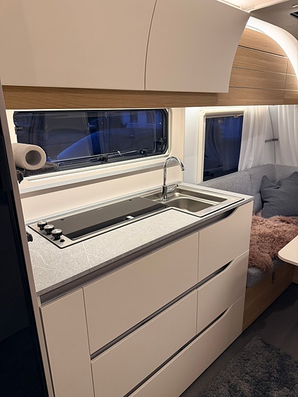 Adria Adora 522 UP – AC, mover, Alde, cykelställ, lufttält, nya däck & nytt batteri 9 of 18