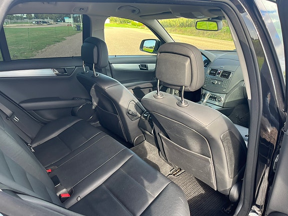 Mercedes-Benz C280 8 of 9