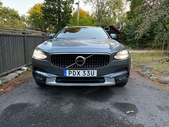 Volvo V90 Cross Country 2 of 16
