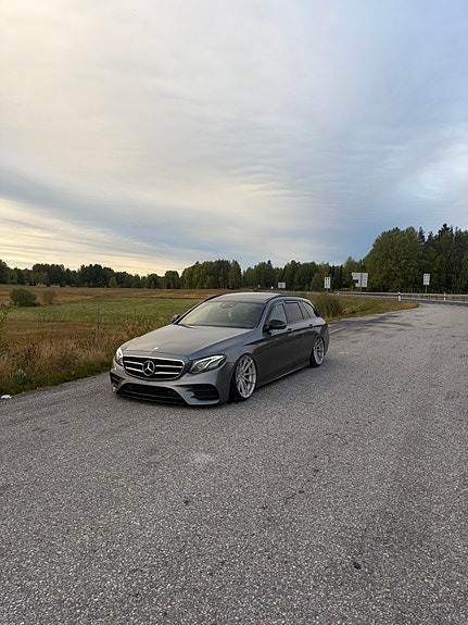 Mercedes-Benz E220 2 of 6