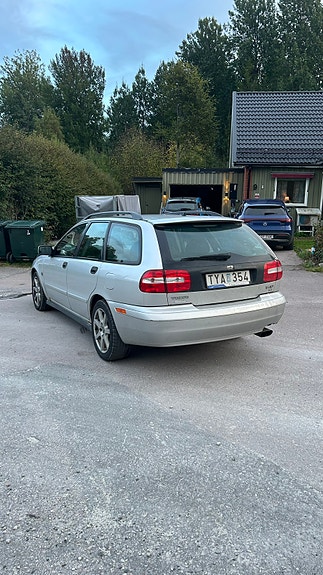 Volvo V40 2 of 8