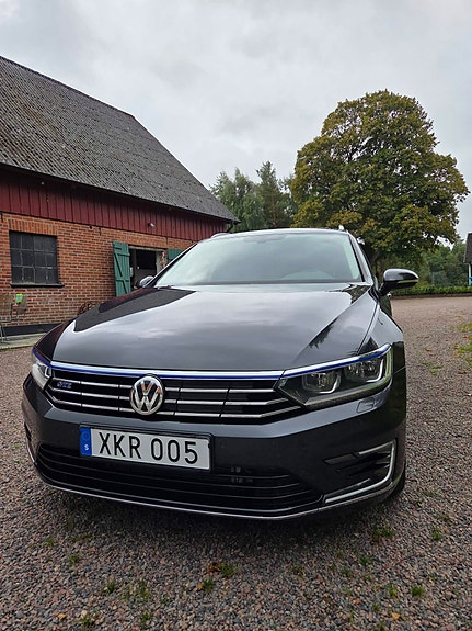 Volkswagen Passat 2 of 6