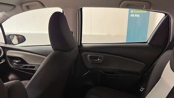 Toyota Yaris 14 of 30