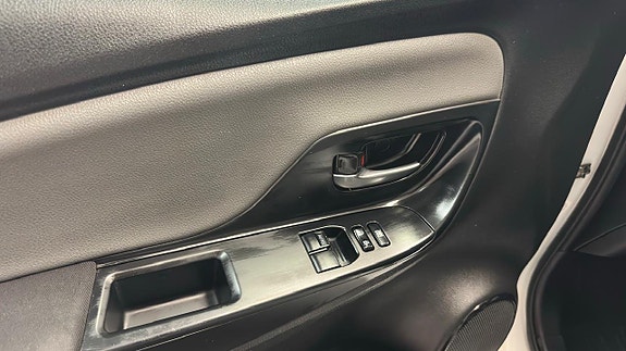 Toyota Yaris 8 of 30