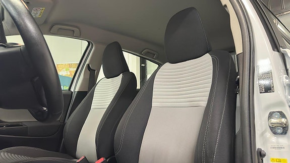 Toyota Yaris 12 of 30