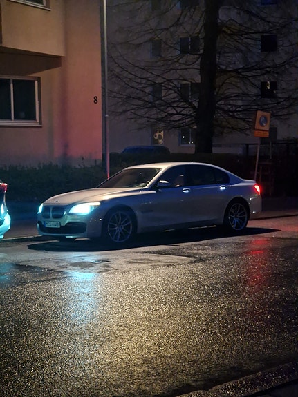 BMW 740d 3 of 4