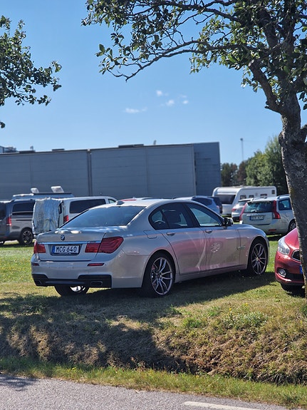 BMW 740d 2 of 4