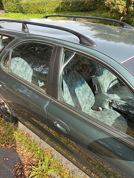 Hyundai Elantra 2 of 9
