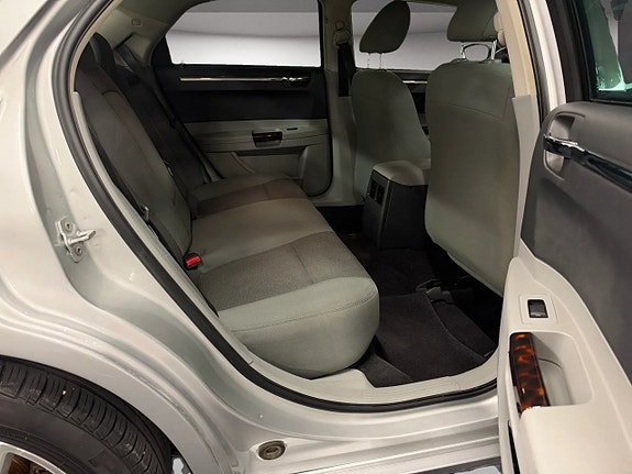 Chrysler 300C 15 of 30