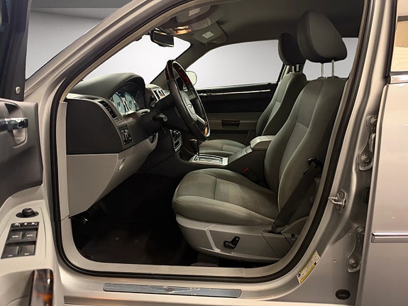Chrysler 300C 9 of 30