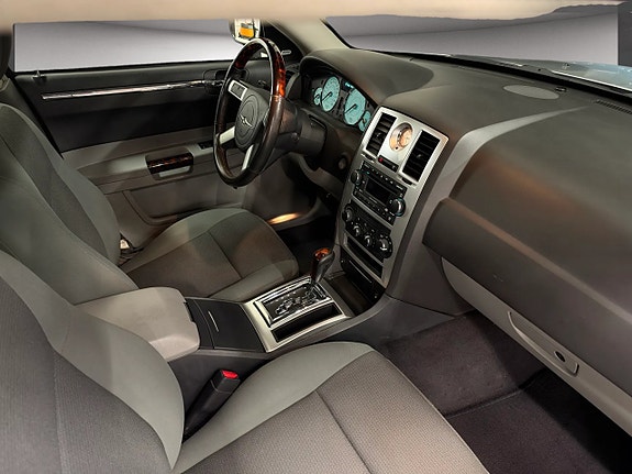 Chrysler 300C 12 of 30