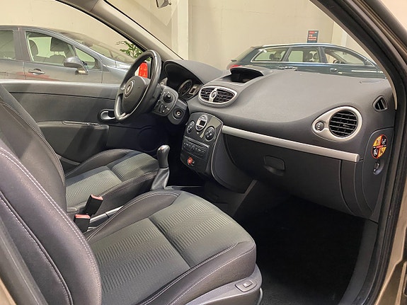 Renault Clio 11 of 14