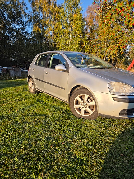 Volkswagen Golf V 2 of 6