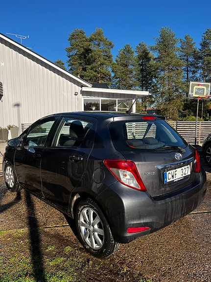 Toyota Yaris 3 of 5