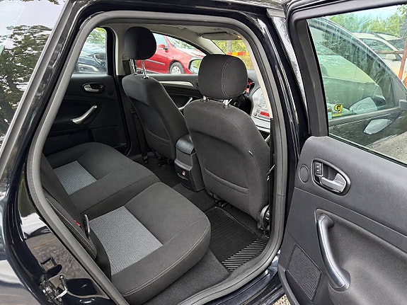 Ford Mondeo 14 of 18