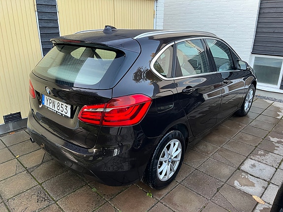 BMW 218i 2 of 7