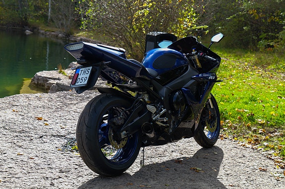 Yamaha YZF-R1 2 of 9