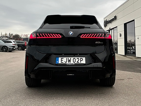 BMW iX3 7 of 13
