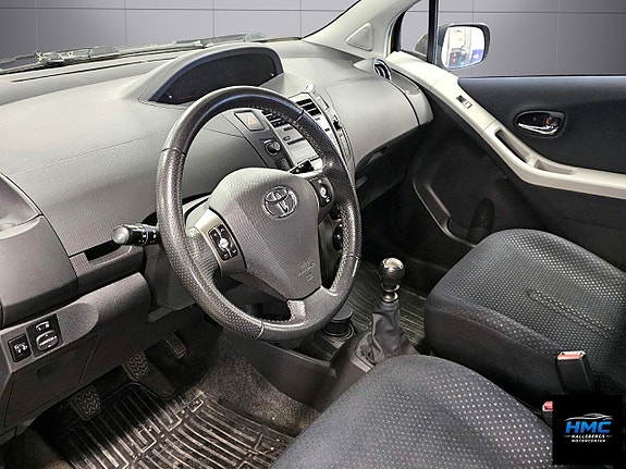 Toyota Yaris 7 of 9