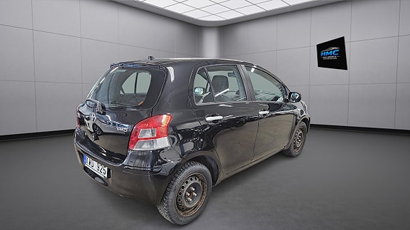 Toyota Yaris 6 of 9