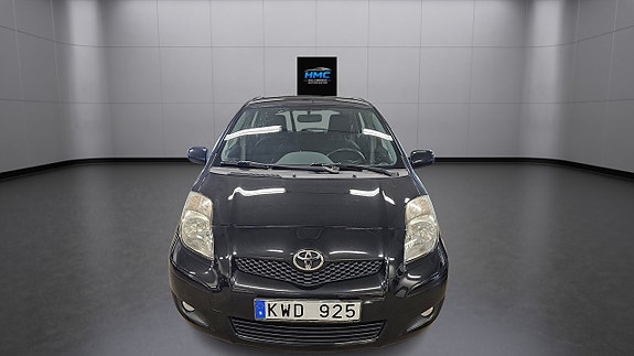 Toyota Yaris 2 of 9