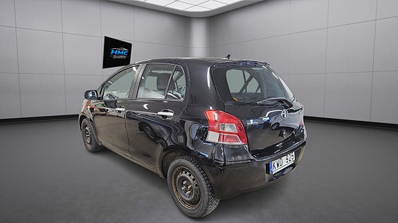 Toyota Yaris 4 of 9