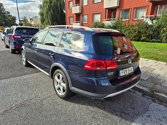 Volkswagen Passat Alltrack 2 of 9